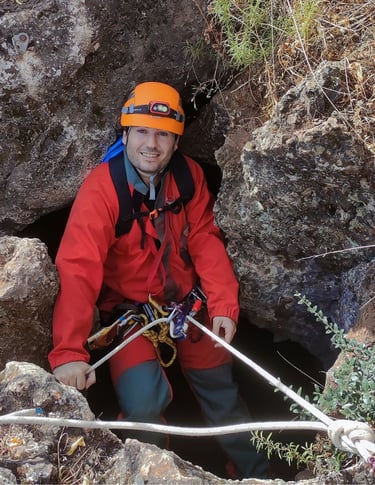 Aventurero durante una actividad de espeleología en la Cueva de la Araña
