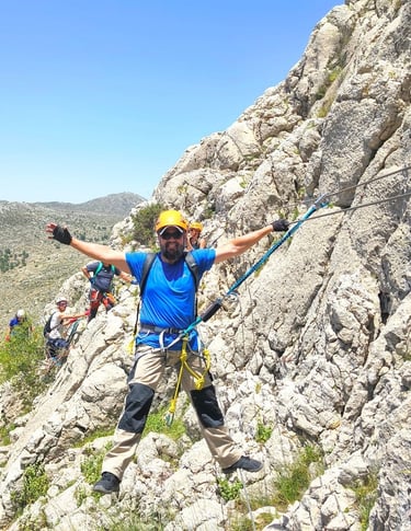 Aventurero en la vía ferrata de Zafarraya en Granada