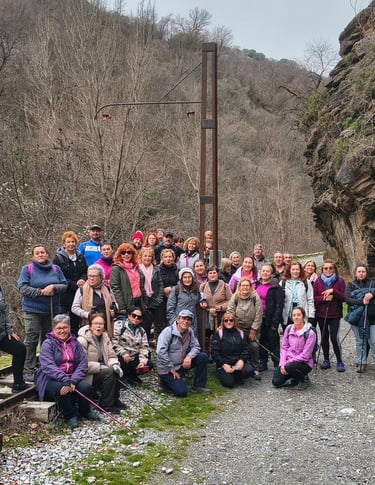 Grupo realizando una ruta de senderismo guiada en el entorno Güejar-Sierra con Guadalterra Aventura