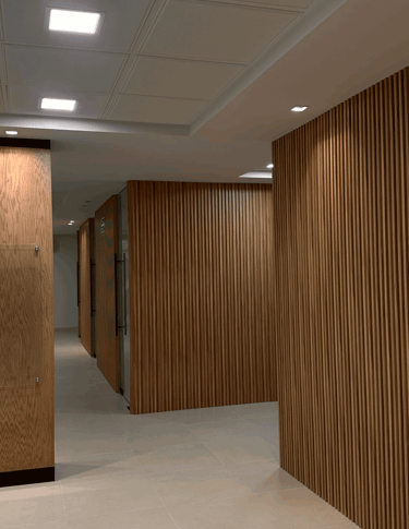 Pasillo con puertas de cristal y paneles de madera verticales | KARÄNA