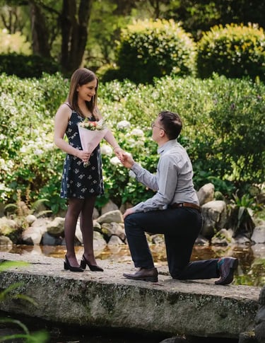 Foto profesional de hombre haciendo una propuesta de matrimonio a su novia en un bosque rodeado por un estanque en Quito