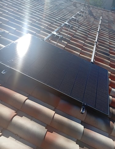 Panneau solaire en cours de fixation sur rails de toiture tuiles à Lorgues, installation photovoltaïque.