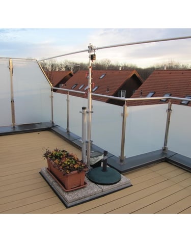 Pro Antennas Dual Beam Pro HF antenna mounted on a customers balcony