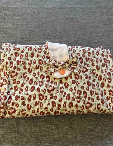 sac à langer nomade à imprimé léopard, avec une fermeture à pression