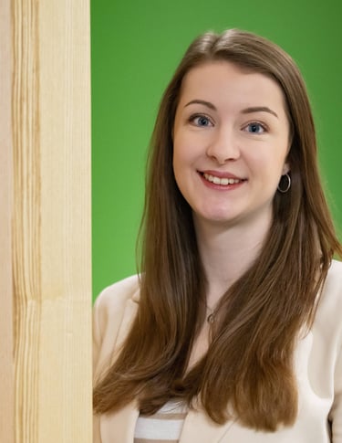 Bild von Elena vor grüner Wand