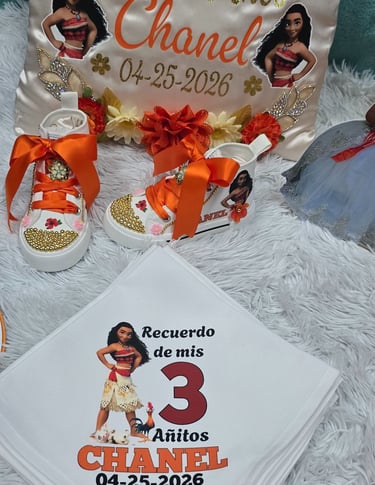cojin con nombre de la niña y edad zapatos decorados con estilo mohana y mantas persdonalizadas todo hecho a mano