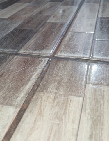 Assentamento de piso cerâmico com nivelamento e espaçamento correto.