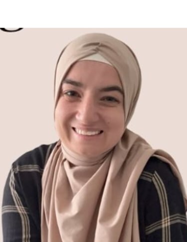 Eine lächelnde Frau mit einem Hijab