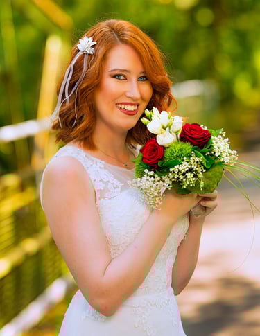Brautportrait am Möhnesee mit Blumenstrauß – natürliche Hochzeitsfotografie im Sonnenlicht