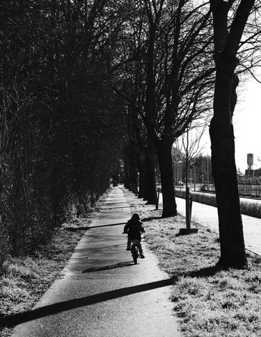 straatfotografie verhaal jongetje op de fiets