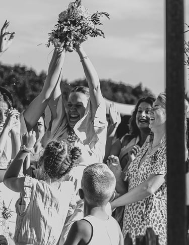 bruidsboeket gooien vangen bruidsmeisjes