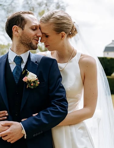 un couple de marié lors de la séance couple de mariage