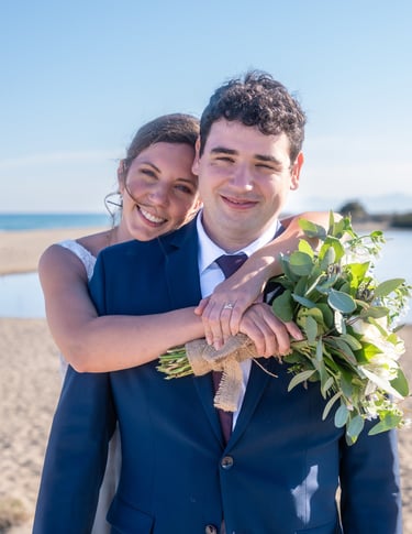 Séance photo de couple mariés réalisée en lumière naturelle au Barcarès, images authentiques