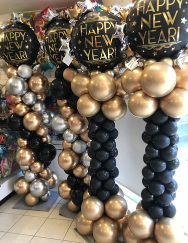 4 columnas de globos de año nuevo