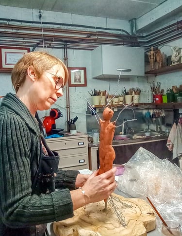 Lode est en train d'ajouter de l'argile sur la structure métallique de son œuvre Karya 