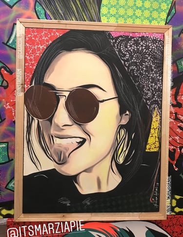 Rosto de mulher em estilo pop-art, com uma mistura de padrões e texturas