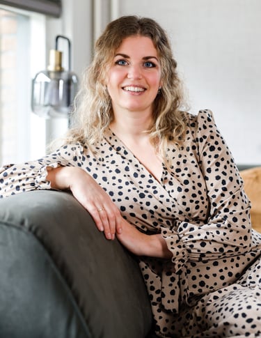 Hypnose therapeut zittend op de bank en lachend naar de camera