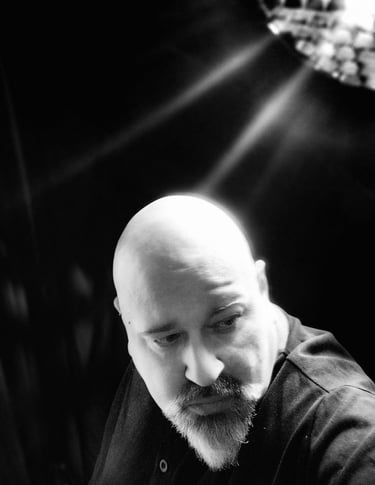 Black and white portrait of Sébastien Lovat. Studio Luciférine