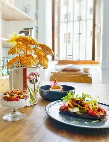une table avec brunch en intérieur avec granulat aux fruits frais, pancakes et bruschetta