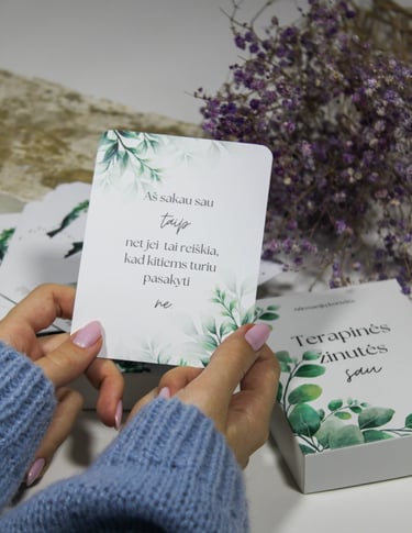 Moteriškos rankos laiko afirmacijos kortelę su užrašu "Aš sakau sau taip..."