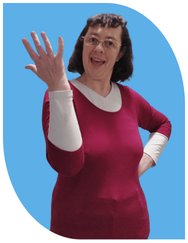 Portrait souriant de Patricia Borderon, fond bleu, main levée pour accueillir les visiteurs