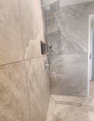 Salle de bain rénovée à Béthune par Carréno, artisan carreleur