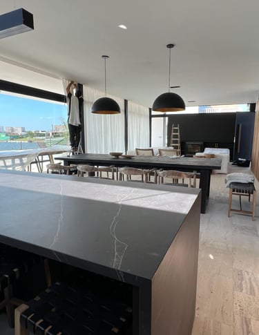 Una cocina con una gran encimera y un taburete de bar.