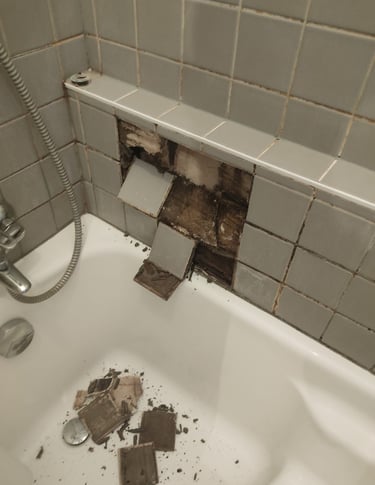 salle de bain en mauvais état, infiltration d’eau, réparation baignoire, carrelage cassé