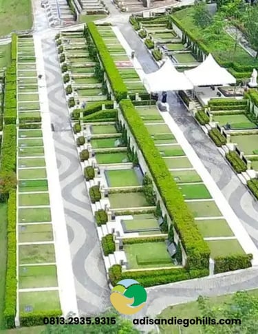 Lahan makam San Diego Hills dengan desain taman asri, tertata rapi, dan jalur setapak