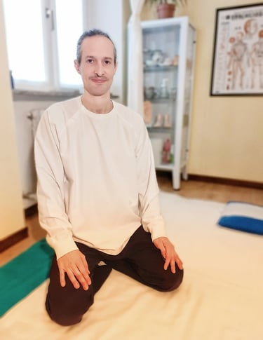 Paolo Maruzzi, operatore Shiatsu, seduto in posizione seiza nel suo studio di Cantù.