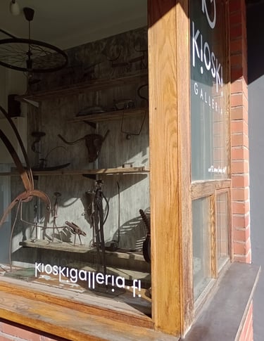 KioskiGalleri Tampereen Kalevassa on avoinna vaihtelevasti.