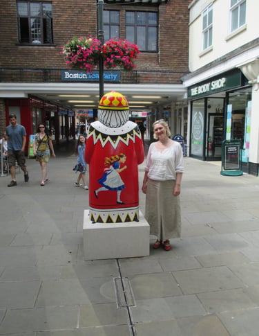 The back of street sculpture King of Hearts for the Baron's Trail