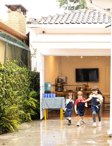 crianças correndo em espaço acolhedor