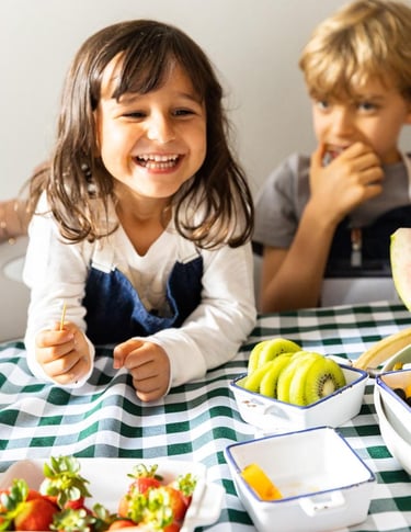 menina sorrindo com frutas
