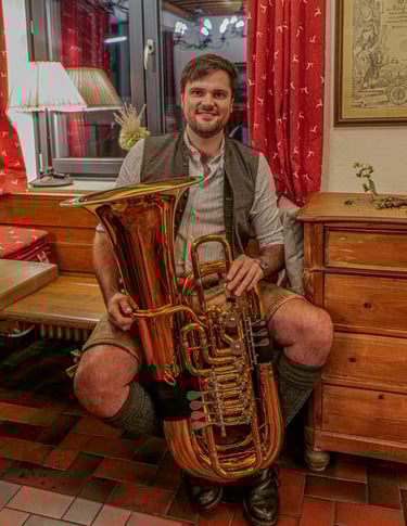 Tuba, Moderation und Gesang unserer Tanzlmusi-Besetzung