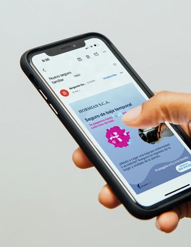Mano usando un teléfono móvil viendo el cartel de Bergantin Insurance