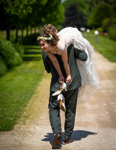 Romantisches Brautpaar-Paarshooting bei einer Hochzeit am Möhnesee, fotografiert im Grünen am Wasser.