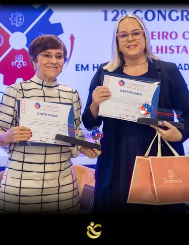 duas mulheres segurando certificados para uma apresentação