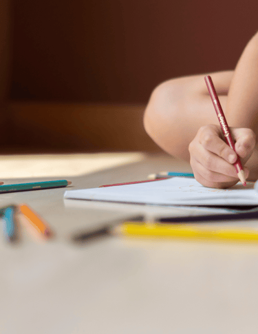 Enfant qui écrit