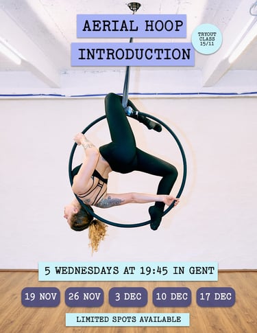 een aerial hoop leerkracht die haar aerial hoop les adverteert, ze doet een oefening