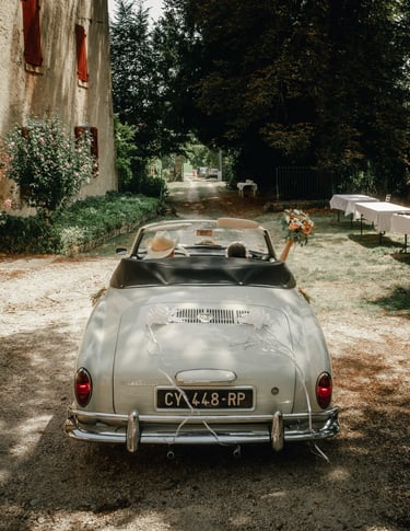 Mariée avec son papa qui s'apprête à se rendre sur le lieu de cérémonie