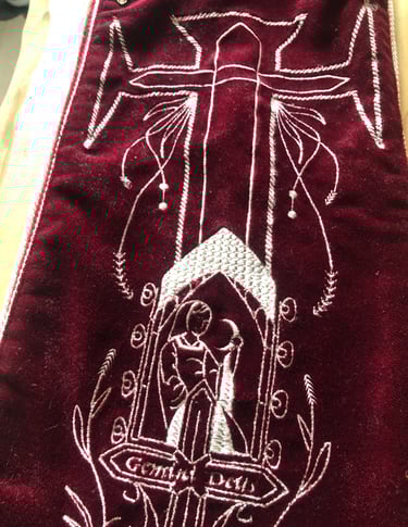 broderie complexe d'une femme tenant une lune