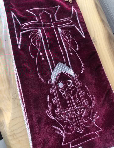 broderie d'un homme tenant un soleil