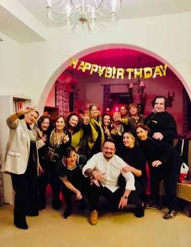 Clientes después de una experiencia gastronómica personalizada en su hogar