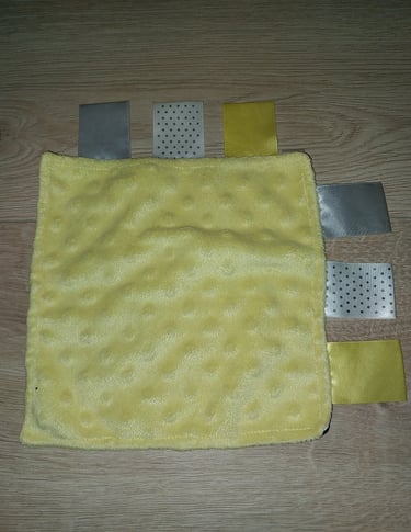 doudou jaune illustrant le nom de l'entreprise de sophie jobbé duval dodo nauje