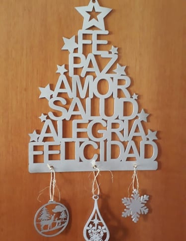 arbol navidad de deseos con colgantes en madera con colgantes calados con laser