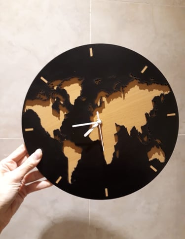 reloj planisferio en negro y haya de madera calada con laser