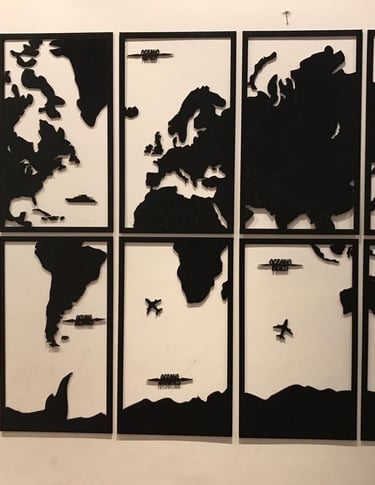 polidíptico planisferio en madera calada con láser