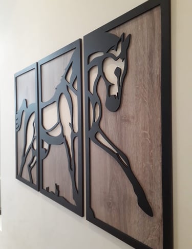 triptico caballo con fondo en madera calada con laser
