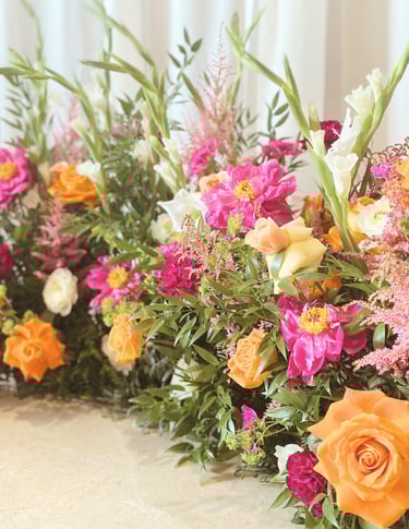 arche au sol fleurie couleurs vives oranges et roses